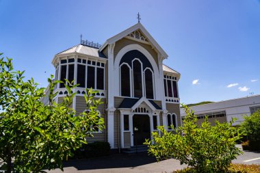 Nelson Yeni Zelanda 'daki tipik bir ev, Yeni Zelanda' da güzel bahçesi ve mavi gökyüzü arka planı olan bir ev.