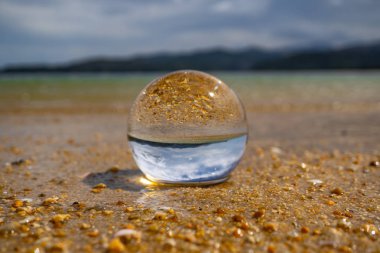 Abel Tasman Ulusal Paketi 'nin plajında lensball, Abel Tasman sahil pistinde kristal cam top, Yeni Zelanda' da lens küreli fotoğraf, plajda harika bir görüntü.