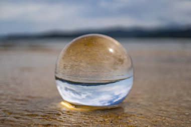 Abel Tasman Ulusal Paketi 'nin plajında lensball, Abel Tasman sahil pistinde kristal cam top, Yeni Zelanda' da lens küreli fotoğraf, plajda harika bir görüntü.