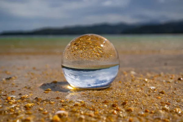 Abel Tasman Ulusal Paketi 'nin plajında lensball, Abel Tasman sahil pistinde kristal cam top, Yeni Zelanda' da lens küreli fotoğraf, plajda harika bir görüntü.