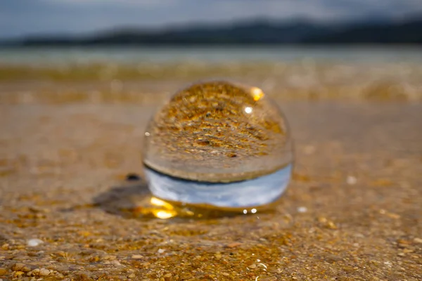 在亚伯塔斯曼国家公园海滩上的透镜球 在亚伯塔斯曼海滩上的水晶球 在新西兰的透镜球光镜 在海滩上的伟大形象 — 图库照片