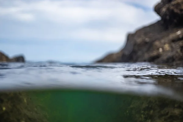 Kubbe 'nin içinde, su altı fotoğrafçılığında, Abel Tasman' ın ulusal parkında yarı yarıya sualtı çekimi.