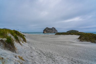 Whariki Sahili, Nelson, Kuzey Adası, Yeni Zelanda, Archway Adaları, Doğal duvar kağıdı arka planı, manzara fotoğrafçılığı, inanılmaz taş oluşumu.
