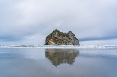 Whariki Sahili, Nelson, Kuzey Adası, Yeni Zelanda, Archway Adaları, Doğal duvar kağıdı arka planı, manzara fotoğrafçılığı, inanılmaz taş oluşumu.