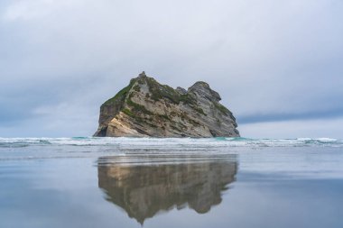 Whariki Sahili, Nelson, Kuzey Adası, Yeni Zelanda, Archway Adaları, Doğal duvar kağıdı arka planı, manzara fotoğrafçılığı, inanılmaz taş oluşumu.