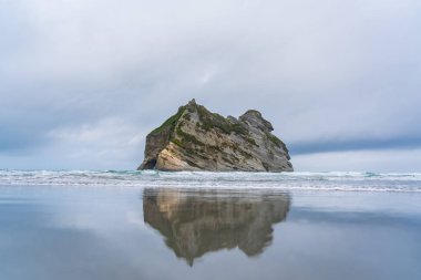 Whariki Sahili, Nelson, Kuzey Adası, Yeni Zelanda, Archway Adaları, Doğal duvar kağıdı arka planı, manzara fotoğrafçılığı, inanılmaz taş oluşumu.
