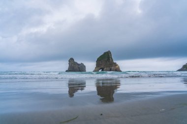 Whariki Sahili, Nelson, Kuzey Adası, Yeni Zelanda, Archway Adaları, Doğal duvar kağıdı arka planı, manzara fotoğrafçılığı, inanılmaz taş oluşumu.