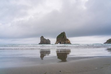 Whariki Sahili, Nelson, Kuzey Adası, Yeni Zelanda, Archway Adaları, Doğal duvar kağıdı arka planı, manzara fotoğrafçılığı, inanılmaz taş oluşumu.
