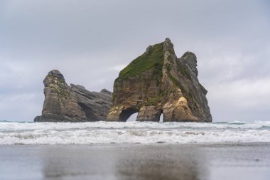 Whariki Sahili, Nelson, Kuzey Adası, Yeni Zelanda, Archway Adaları, Doğal duvar kağıdı arka planı, manzara fotoğrafçılığı, inanılmaz taş oluşumu.