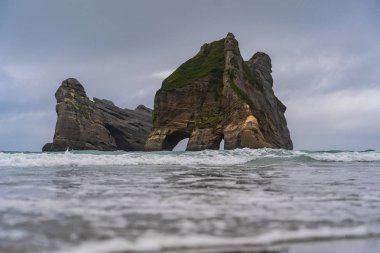 Whariki Sahili, Nelson, Kuzey Adası, Yeni Zelanda, Archway Adaları, Doğal duvar kağıdı arka planı, manzara fotoğrafçılığı, inanılmaz taş oluşumu.