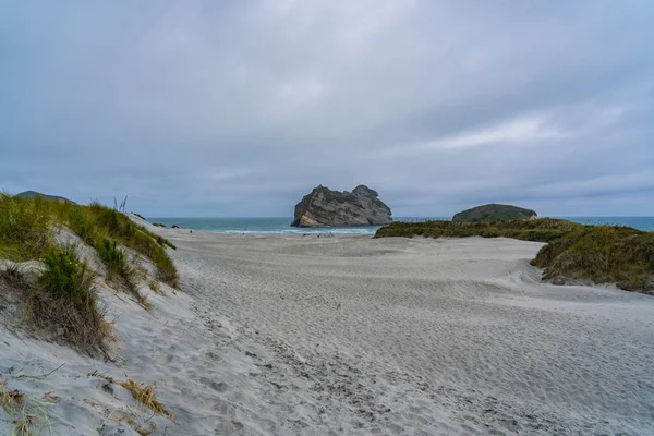 Whariki Sahili, Nelson, Kuzey Adası, Yeni Zelanda, Archway Adaları, Doğal duvar kağıdı arka planı, manzara fotoğrafçılığı, inanılmaz taş oluşumu.