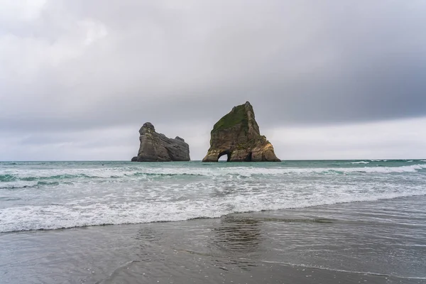 Whariki Sahili, Nelson, Kuzey Adası, Yeni Zelanda, Archway Adaları, Doğal duvar kağıdı arka planı, manzara fotoğrafçılığı, inanılmaz taş oluşumu.