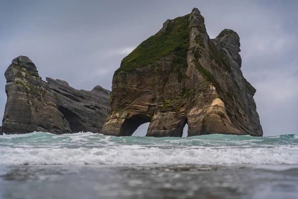 Whariki Sahili, Nelson, Kuzey Adası, Yeni Zelanda, Archway Adaları, Doğal duvar kağıdı arka planı, manzara fotoğrafçılığı, inanılmaz taş oluşumu.