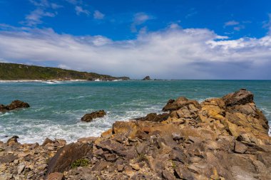 Batı yakası kayalık plajı, Cape Foulwind, Westport, Yeni Zelanda, Yeni Zelanda 'da inanılmaz bir pelerin faul rüzgarı plajı.