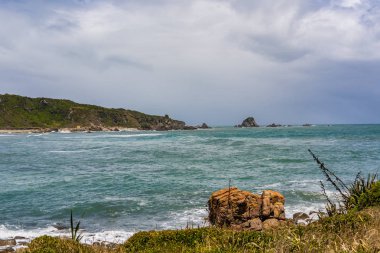 Batı yakası kayalık plajı, Cape Foulwind, Westport, Yeni Zelanda, Yeni Zelanda 'da inanılmaz bir pelerin faul rüzgarı plajı.