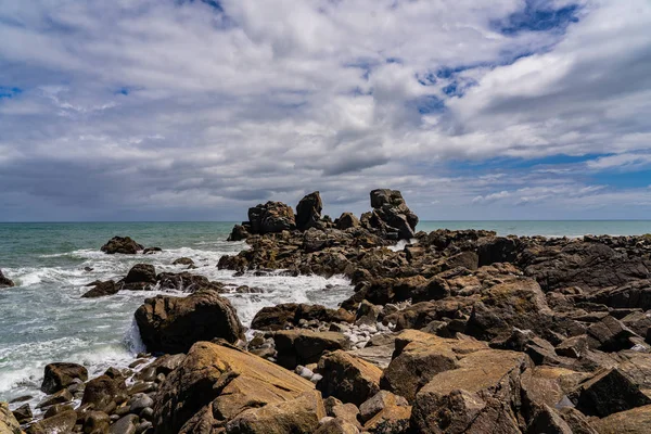 西海岸の岩のビーチ ケープ フルウィンド ウェストポート ニュージーランド ニュージーランドのケープ フルウィンドの素晴らしいビーチ — ストック写真