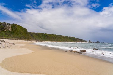 Batı yakası kayalık plajı, Cape Foulwind, Westport, Yeni Zelanda, Yeni Zelanda 'da inanılmaz bir pelerin faul rüzgarı plajı.