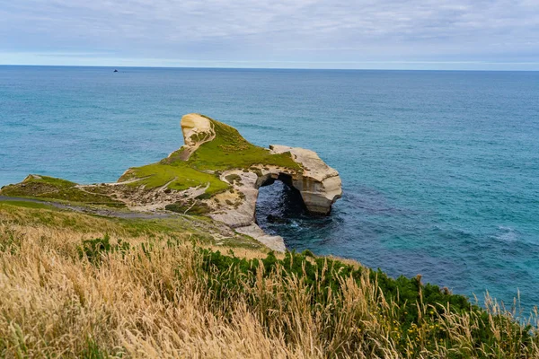 Yeni Zelanda 'daki güzel tünel plajı, Yeni Zelanda' nın güneyindeki Dunedin, Yeni Zelanda 'daki kayalarla çevrili Tünel plajı.