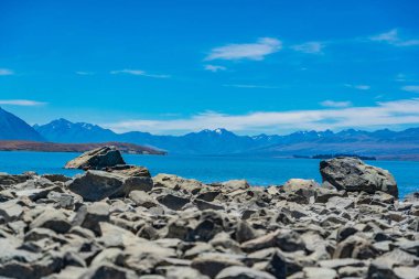 Yeni Zelanda 'daki Tekapo Gölü' ne, Yeni Zelanda 'daki Görkemli Dağ Gölü' ne Tekapo Gölü 'ne, arka plandaki dağlarla muhteşem bir göle geniş bir bakış.