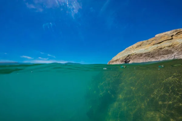 Helft Meer Dan Helft Onder Het Wateroppervlak Aan Het Meer — Stockfoto