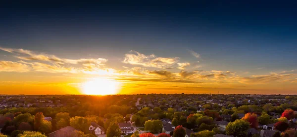 Sonbahar günbatımı mahalle üzerinde