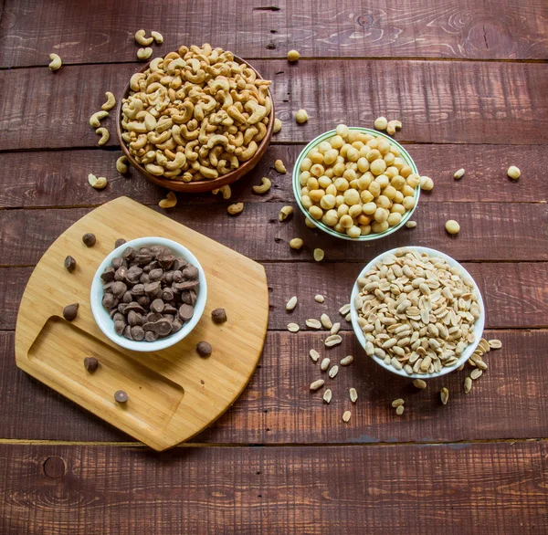 Kaju fıstığı, macadamea fındık, fıstık ve çikolata kaplı fıstık fıstık fındık