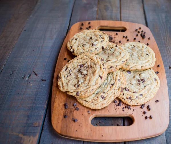 Eski bir tablo closeup Yum üzerinde bir tepside çikolatalı kurabiye!!!!