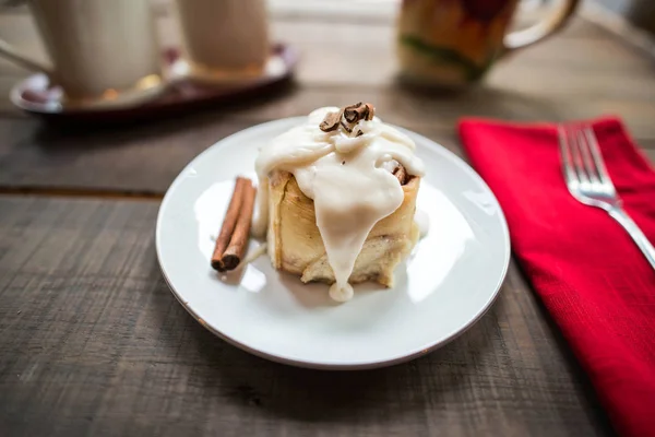Tek bir tarçın rulo buzlanma sürü closeup