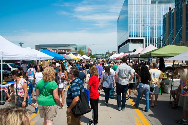 Bir sürü insan Omaha Nebraska ABD çiftçilere piyasa üzerinde 22 Temmuz 2018 Aksarben köyde alışveriş