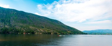 Eski ahşap tekne bir dağ gölü sabah hız