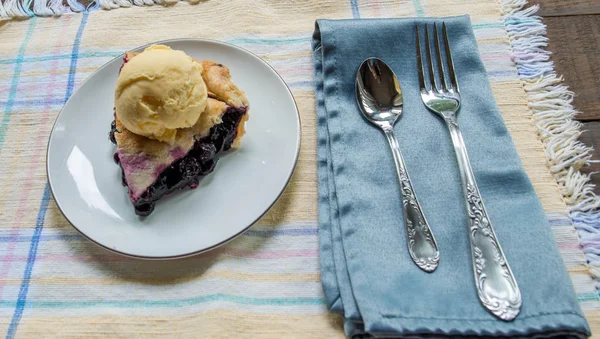 yaban mersinli pasta top vanilyalı dondurma ile closeup