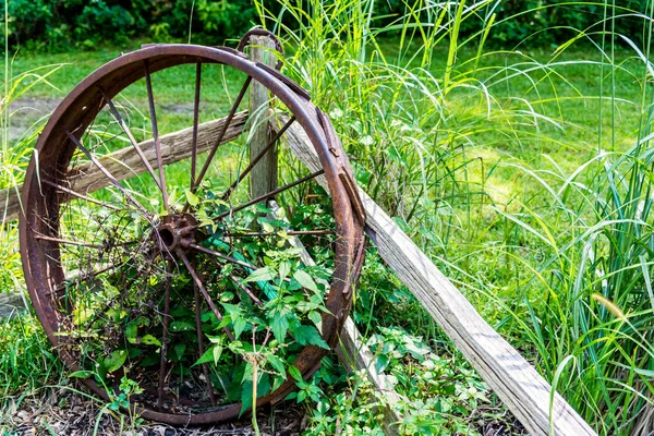 Altes Rostiges Traktorrad Prallt Gegen Zaun — Stockfoto