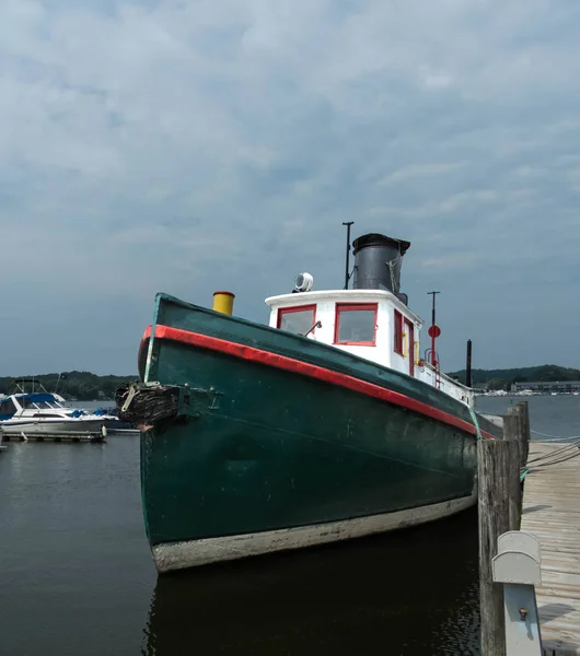 Eski römorkör, dock Saugatuck Michigan ABD 26th Ağustos 2018