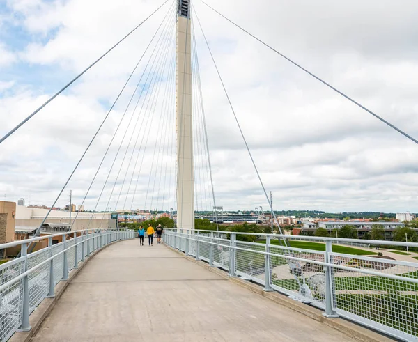 Grup 6th Eylül 2018 Omaha Nebraska ABD öğle tatilinde üzerinde yürüyen insan