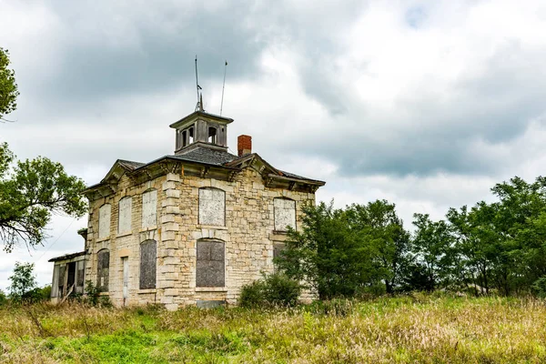 Bindik ve büyümüş ülkenin eski yıkık ev