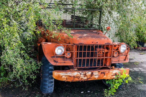 Πορτοκαλί Φορτηγό Είναι Αυξανόμενη Έξω Από Δέντρο Και Εγκαταλείφθηκε — Φωτογραφία Αρχείου