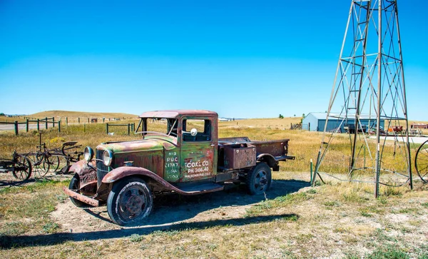 14th Eylül 2018 Cheyenne Wyoming ABD yakın bir alanda eski paslı Ford kamyon