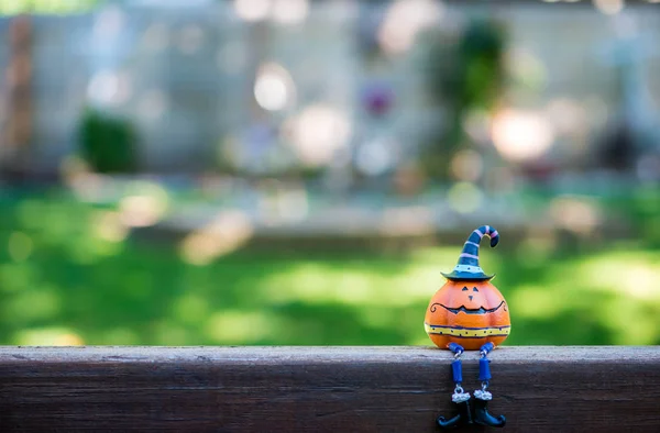 Little Pumpkin Head Witches Hat Sitting Fence Humpty Dumpty — Stock Photo, Image