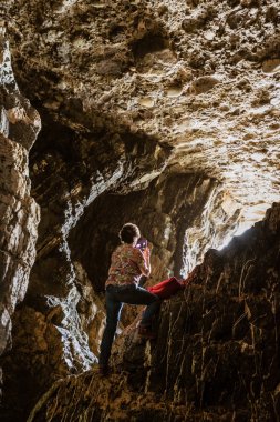 Ajuy Mağaraları 'nın girişinde cep telefonuyla fotoğraf çeken kadın Fuerteventura, İspanya
