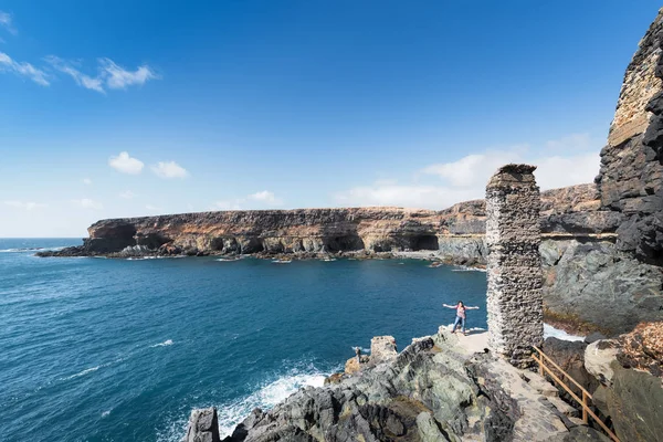 Mulher Entrada Das Grutas Ajuy Fuerteventura Espanha — Fotografia de Stock