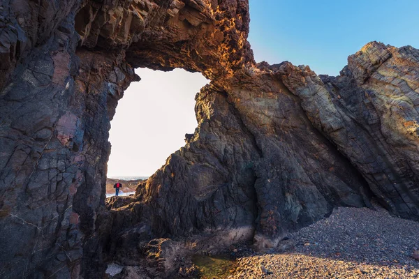 Vrouw Die Zee Observeert Jurado Arch Fuerteventura Spanje — Stockfoto