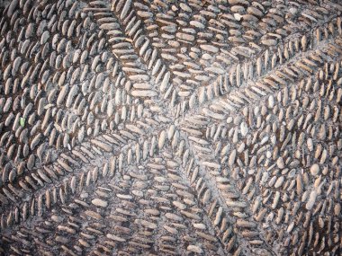 Nehir sırtları adı verilen metamorfik taşlarla inşa edilmiş kırsal kaldırımlar.