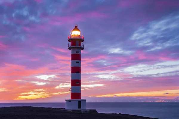 Sonnenuntergang Blick Auf Den Leuchtturm Von Sardinen Auf Der Insel Stockfoto