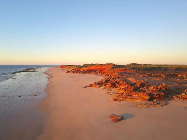 ทางอากาศท สวยงามของชายฝ างไกลใกล ออสเตรเล ยตะว นตก มหาสม ชายหาด าผาส แดง — ภาพถ่ายสต็อก