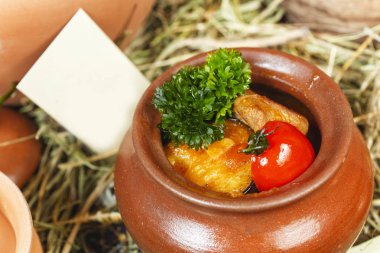 tavuk parçaları ve sebzelerden gulaş