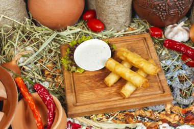 Puf böreği ve kızarmış peynir rulo derin kızarmış