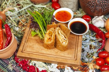 Sebzeli peynir ruloları, derin yağda kızartılmış, otlar ve soslu