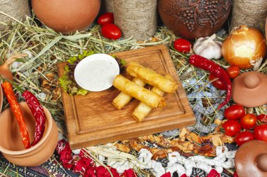 Puf böreği ve kızarmış peynir rulo derin kızarmış