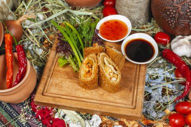 Sebzeli peynir ruloları, derin yağda kızartılmış, otlar ve soslu