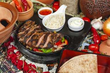 Garnitür ve soslar ile Gürcü tarifine göre ızgarada hazırlanan buzağı eti